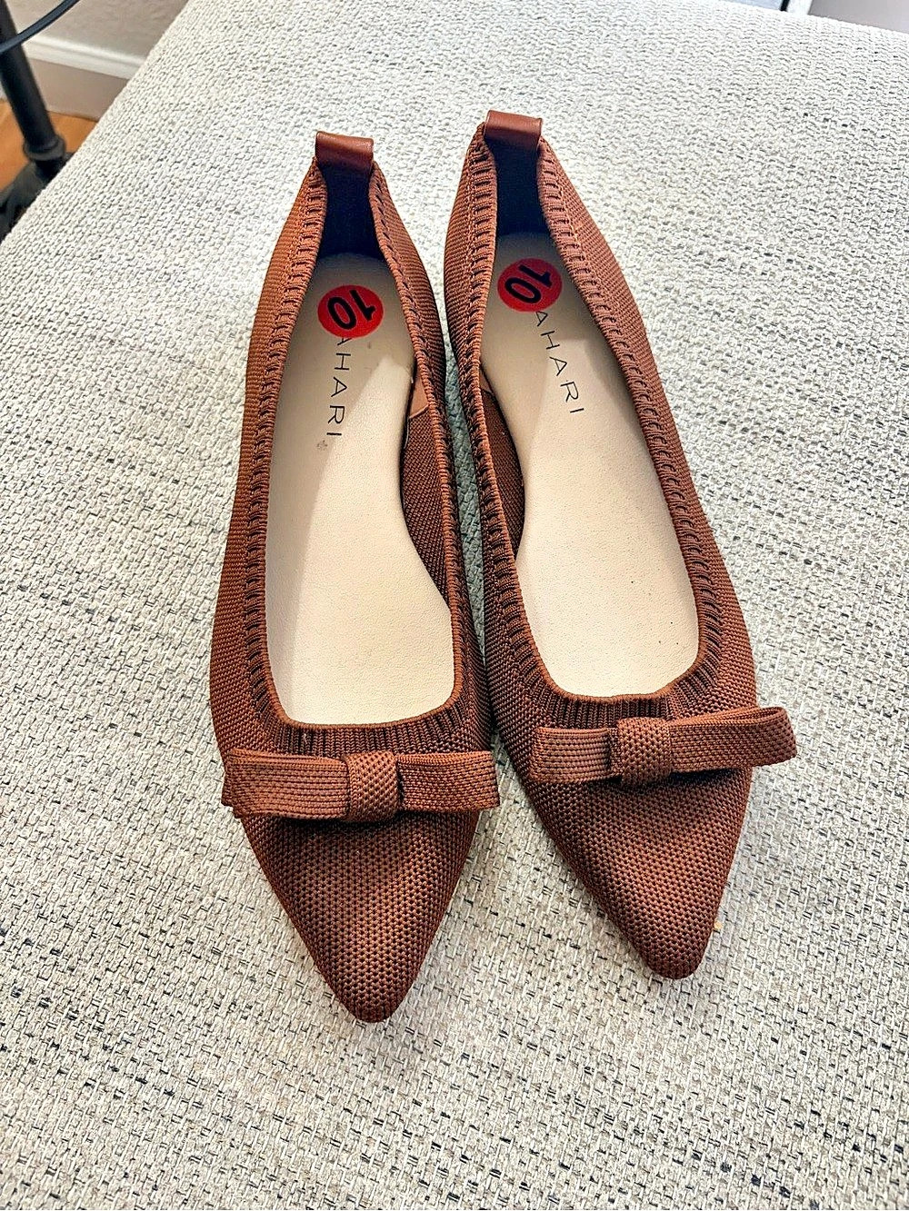 QHARI Pointed-Toe Bow Flats in Brown Like New